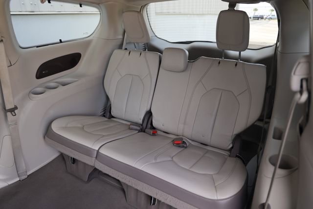 Used 2018 Chrysler Pacifica Touring-L w/ Tire & Wheel Group FWD image 16