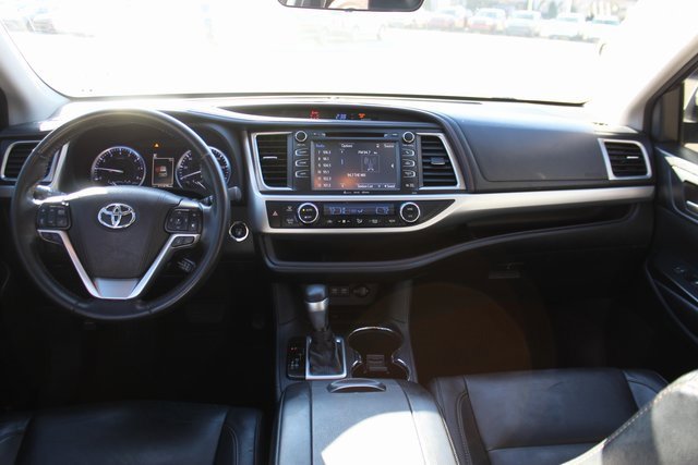 Used 2018 Toyota Highlander SE image 11
