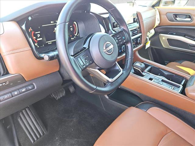 New 2025 Nissan Pathfinder Platinum image 3