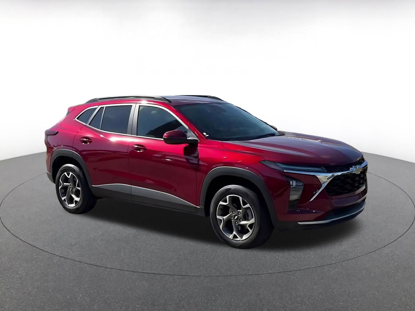 Used 2025 Chevrolet Trax LT w/ LT Convenience Package image 2