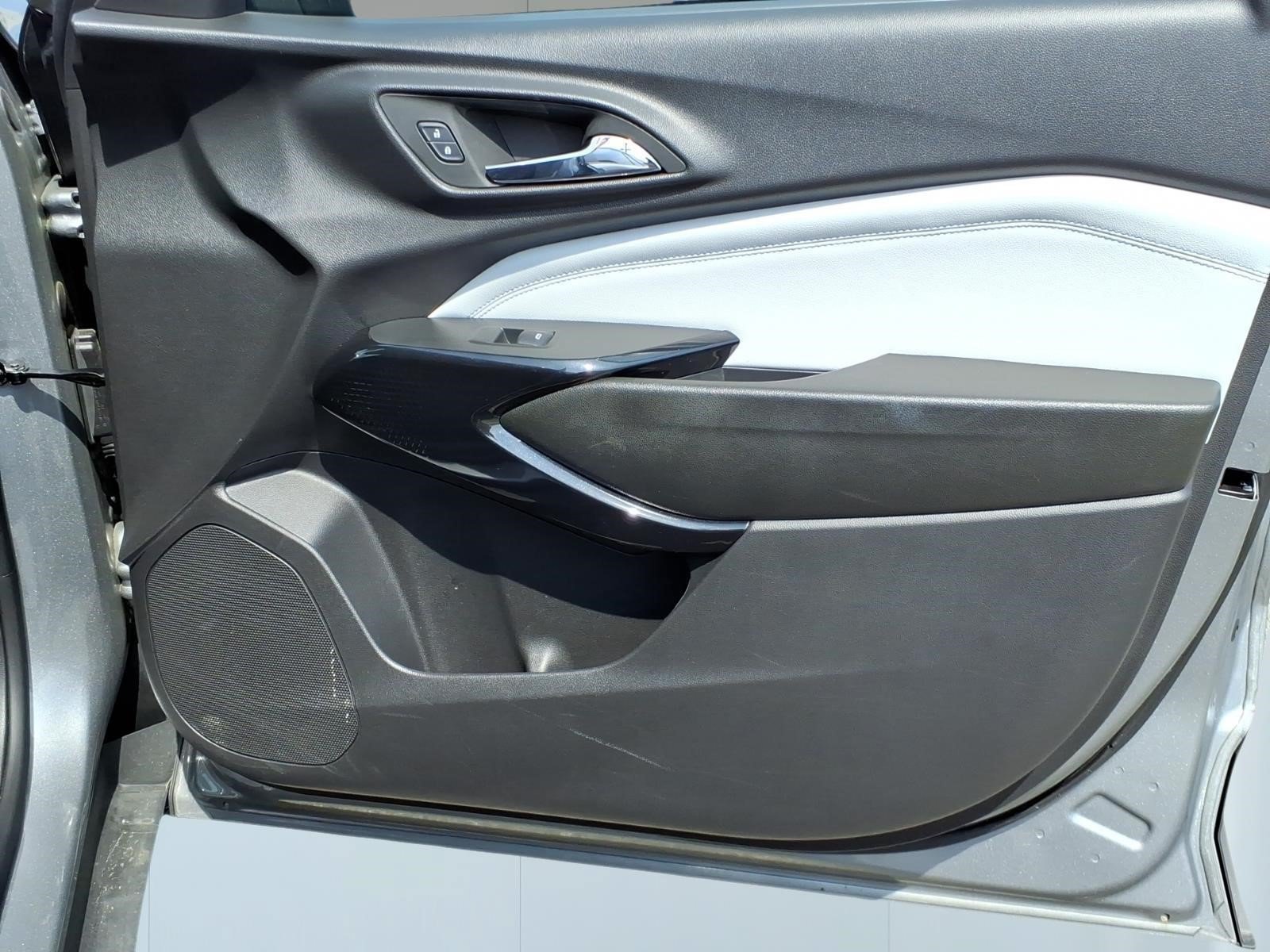 Used 2025 Chevrolet Trax LT FWD image 6