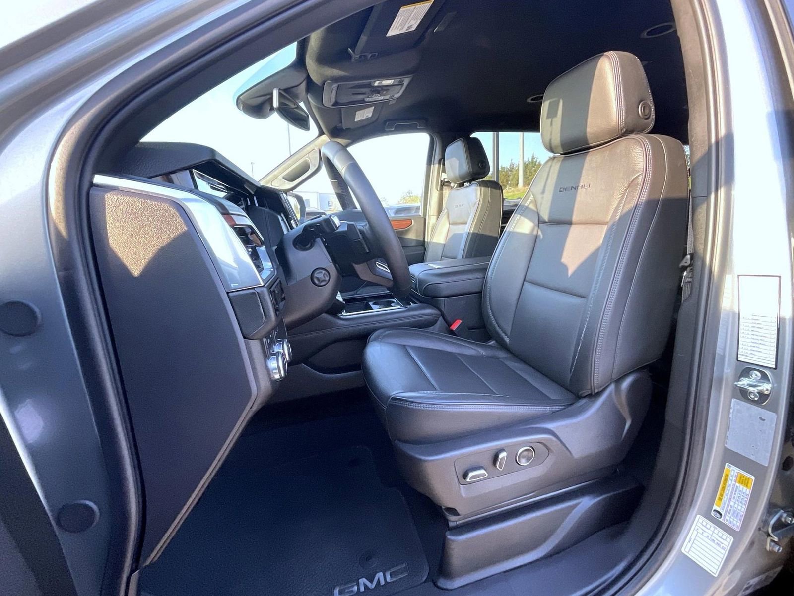Used 2025 GMC Yukon XL Denali AWD/4WD image 11