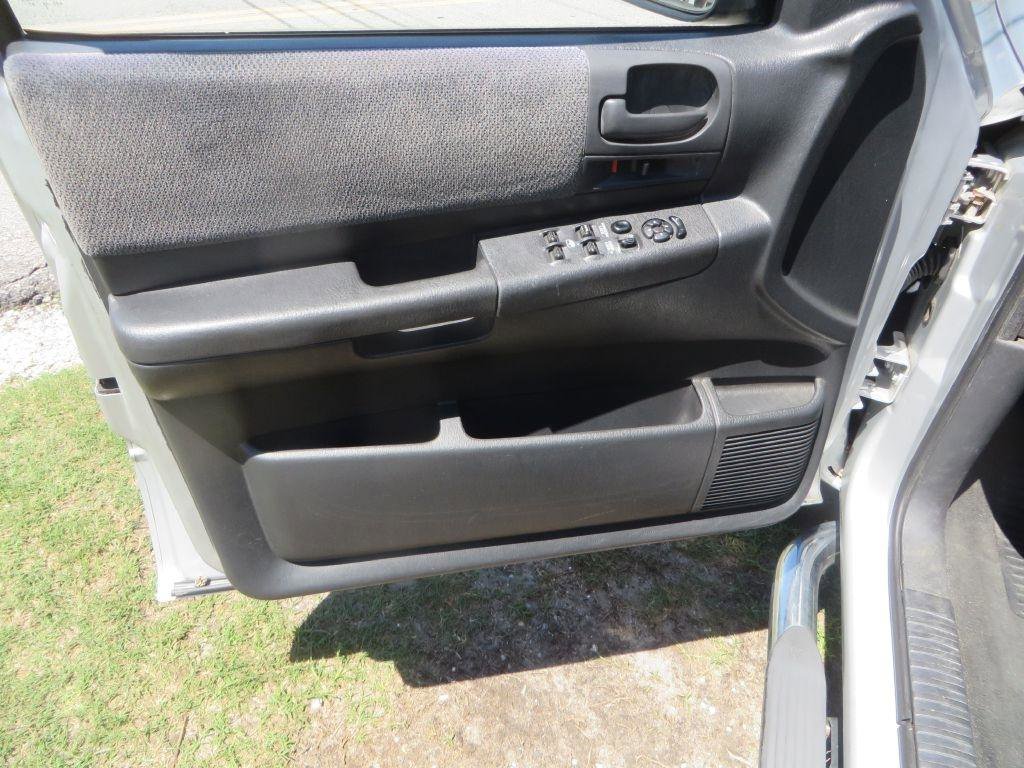 Used 2004 Dodge Dakota SLT w/ Chrome Appearance Group RWD image 11
