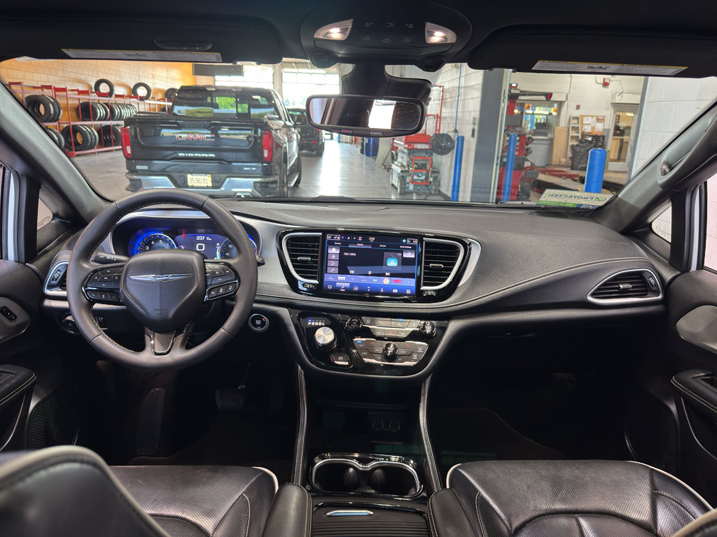 Used 2025 Chrysler Pacifica Limited FWD image 12