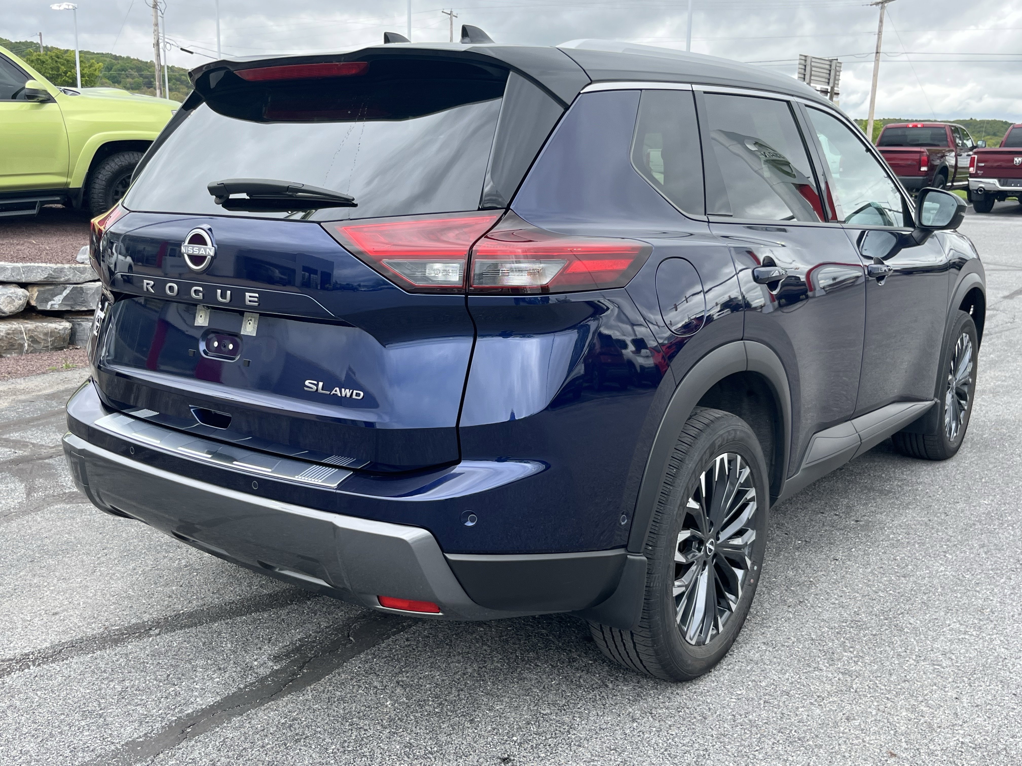 Used 2025 Nissan Rogue SL w/ Tech Package AWD/4WD image 5