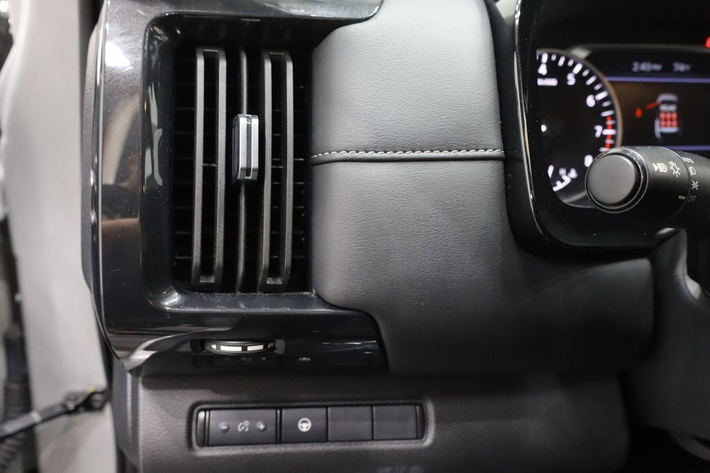 Used 2024 Nissan Pathfinder SV image 19