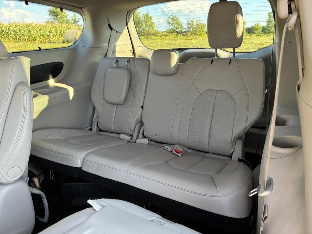 Used 2021 Chrysler Pacifica Touring-L FWD image 11