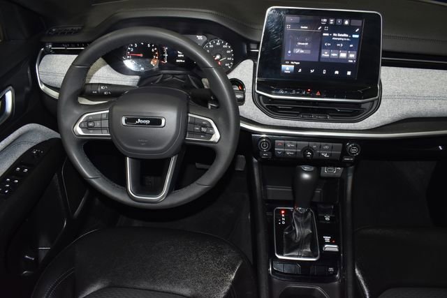 Used 2025 Jeep Compass Latitude AWD/4WD image 13