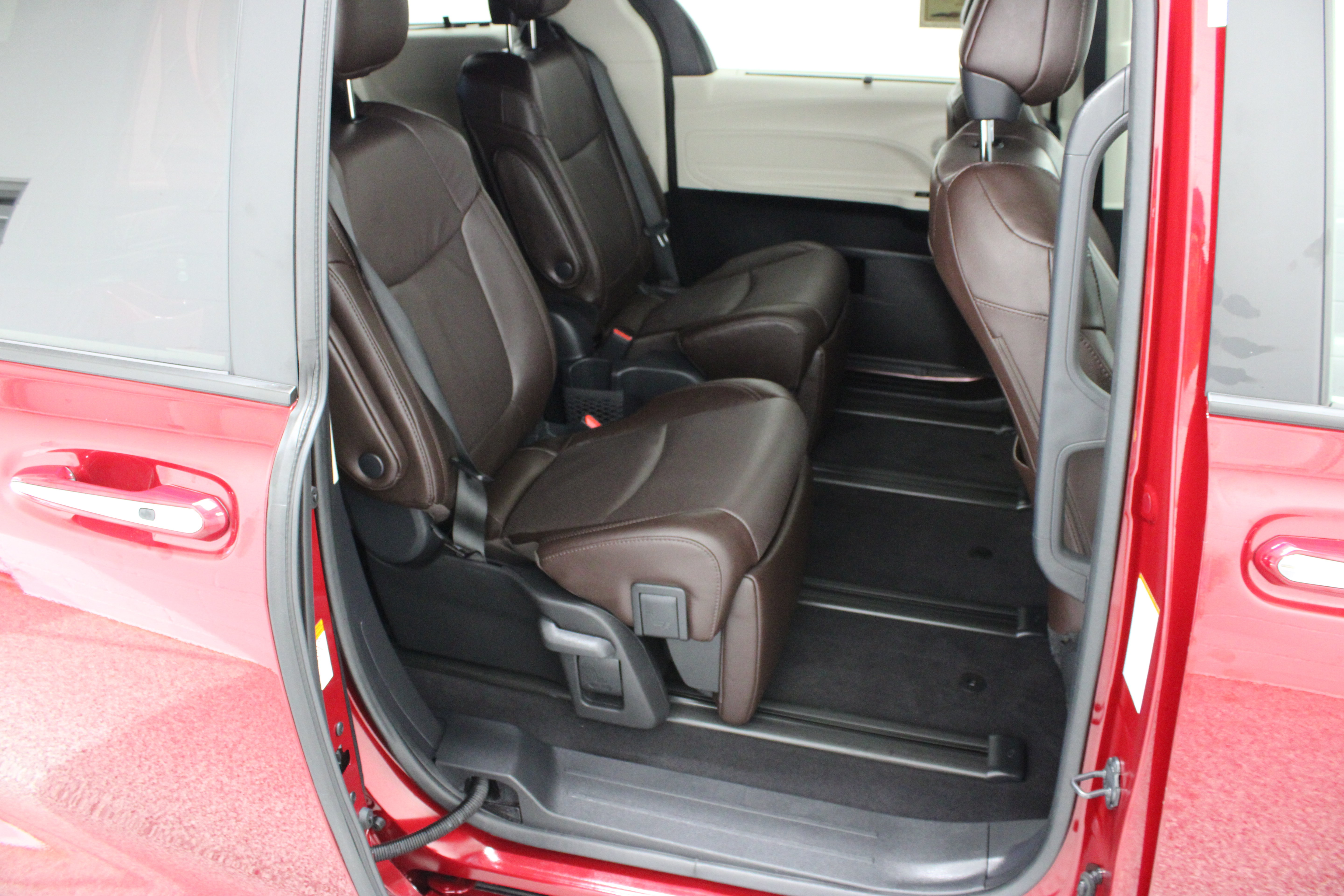 Used 2024 Toyota Sienna Platinum FWD image 39
