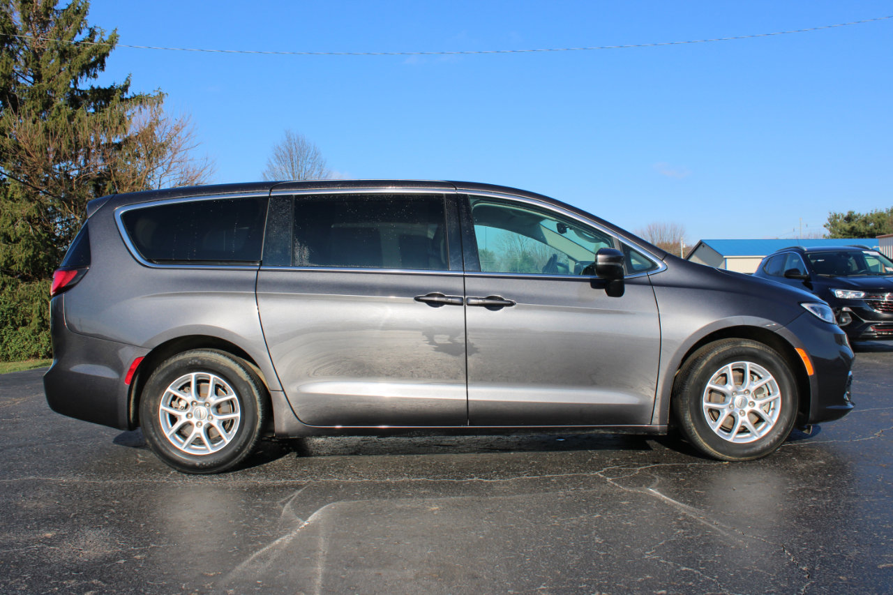 Used 2023 Chrysler Pacifica Touring-L image 3