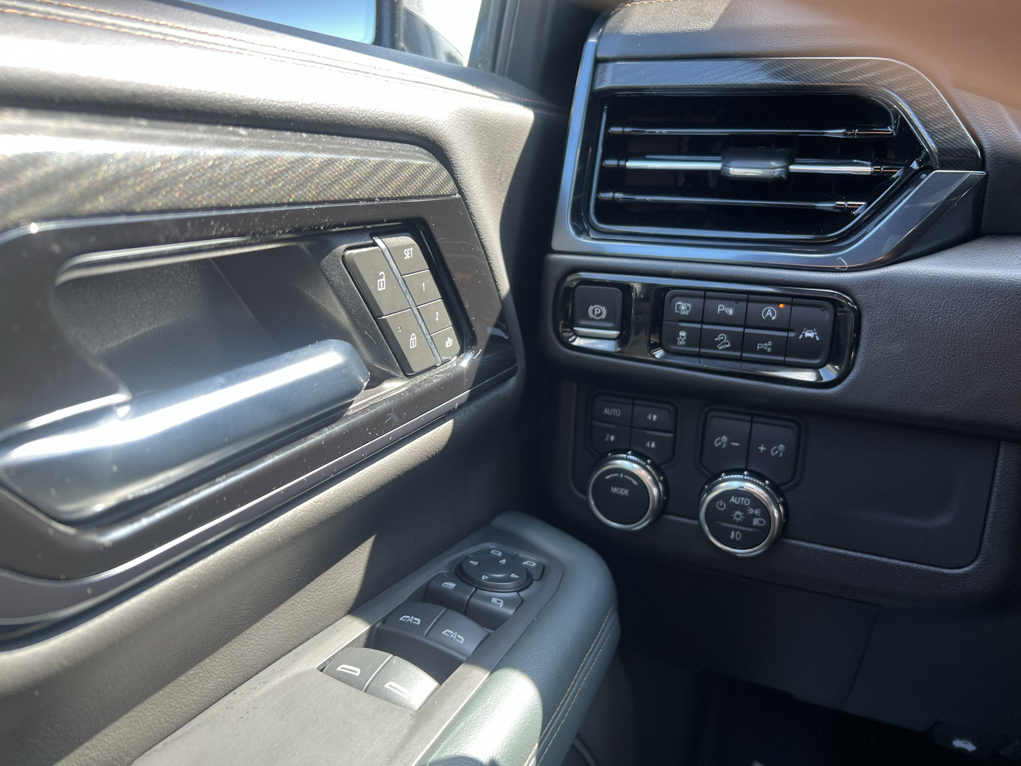 Used 2025 GMC Yukon AT4 w/ LPO, Get Active Package AWD/4WD image 26