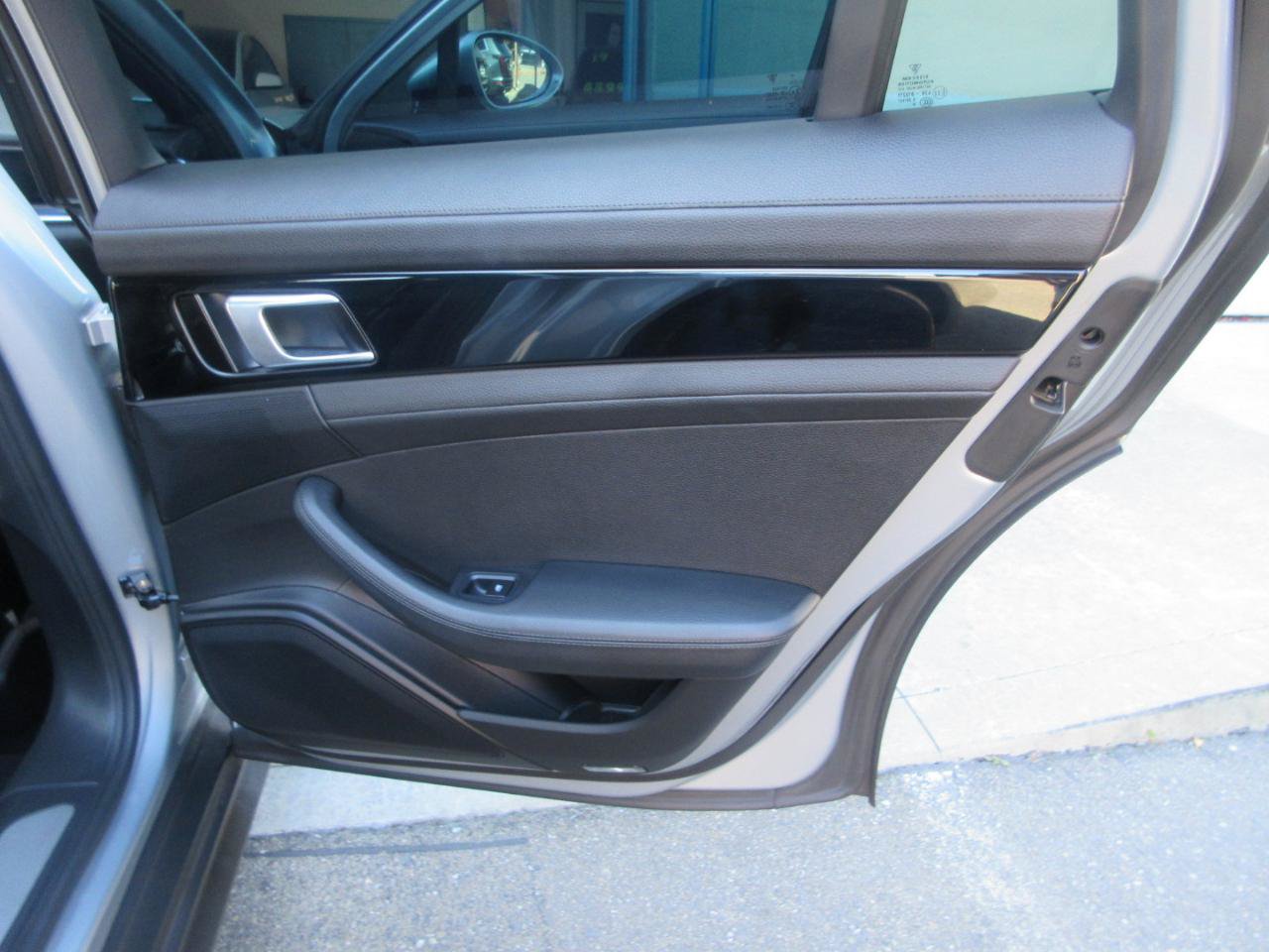 Used 2019 Porsche Panamera RWD image 32