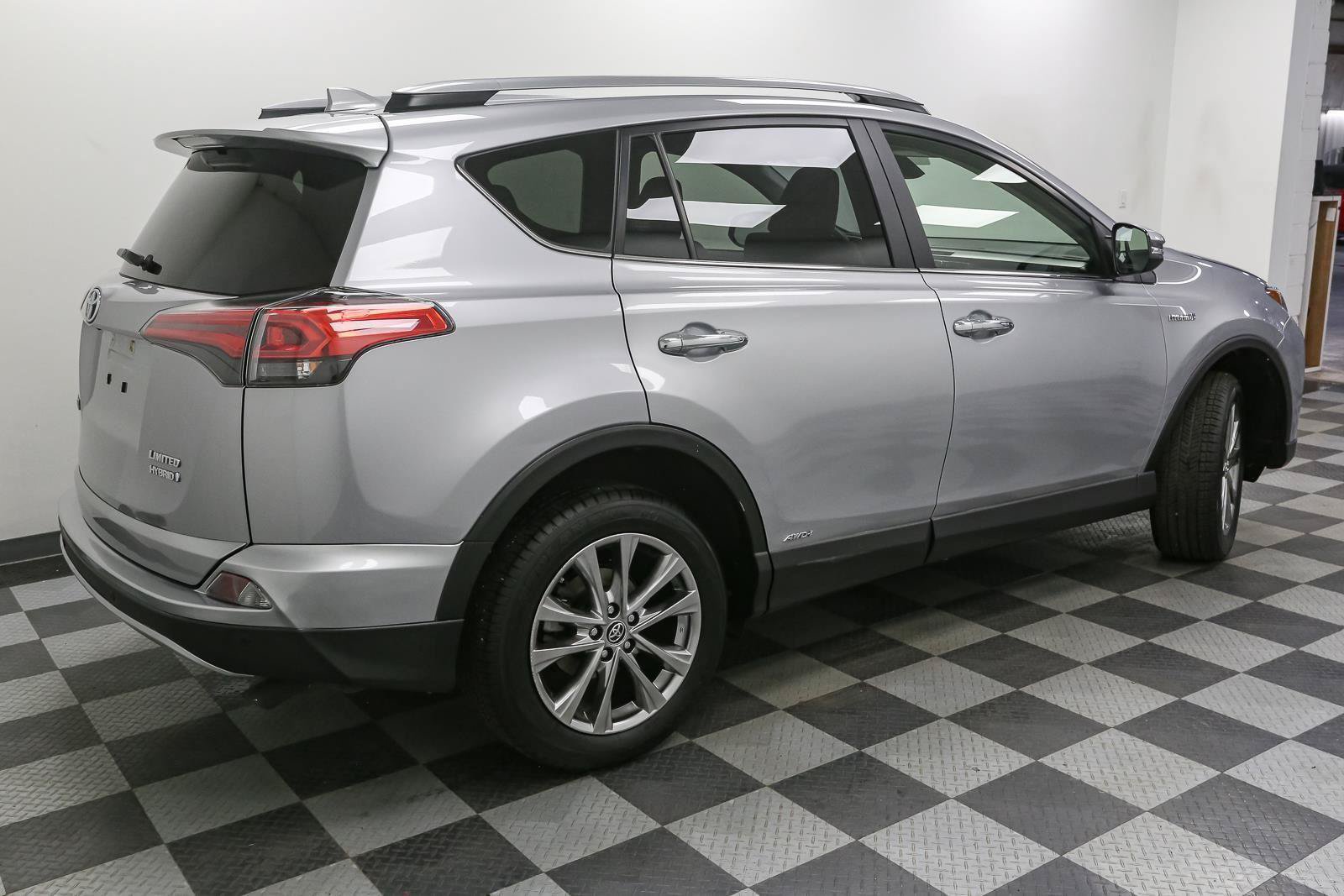 Used 2018 Toyota RAV4 Limited AWD/4WD image 9