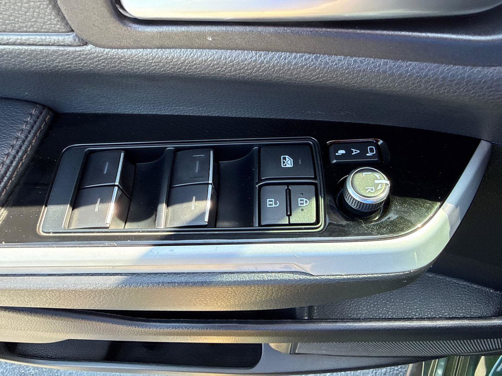 Used 2025 Toyota Sienna Limited AWD/4WD image 10