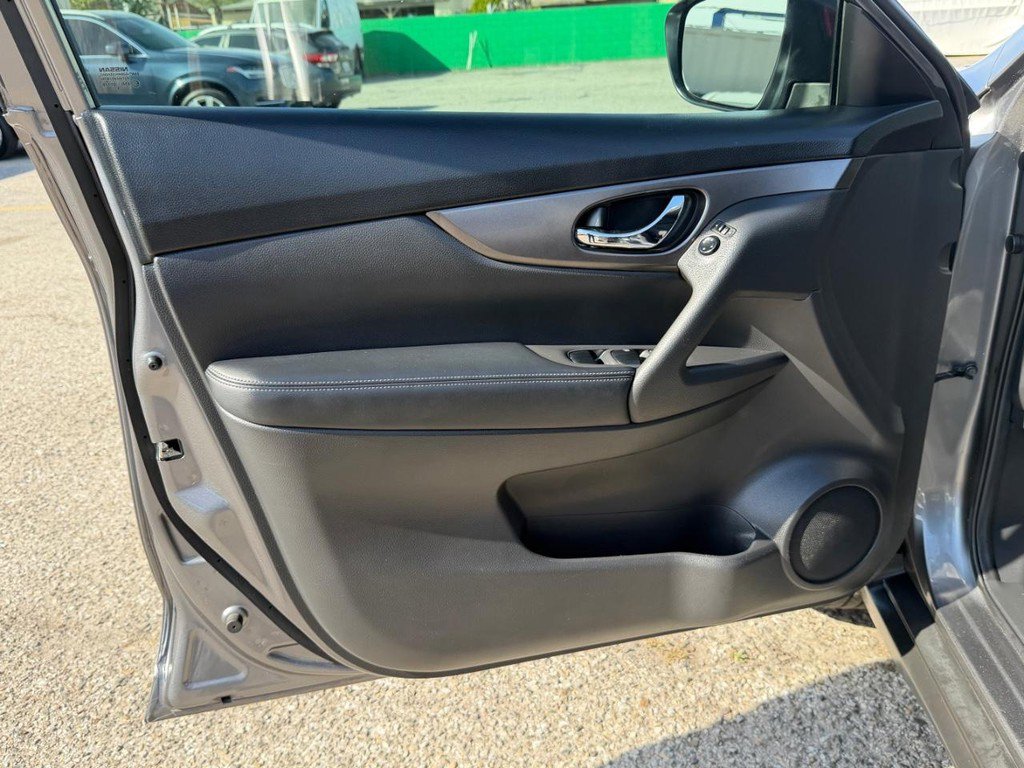 Used 2016 Nissan Rogue SV image 15