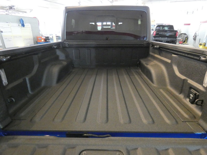Used 2021 Jeep Gladiator Overland w/ Popular Equipment Package AWD/4WD image 6