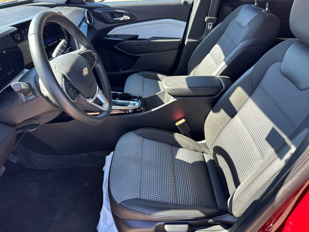 Used 2025 Chevrolet Trax LT w/ LT Convenience Package image 9