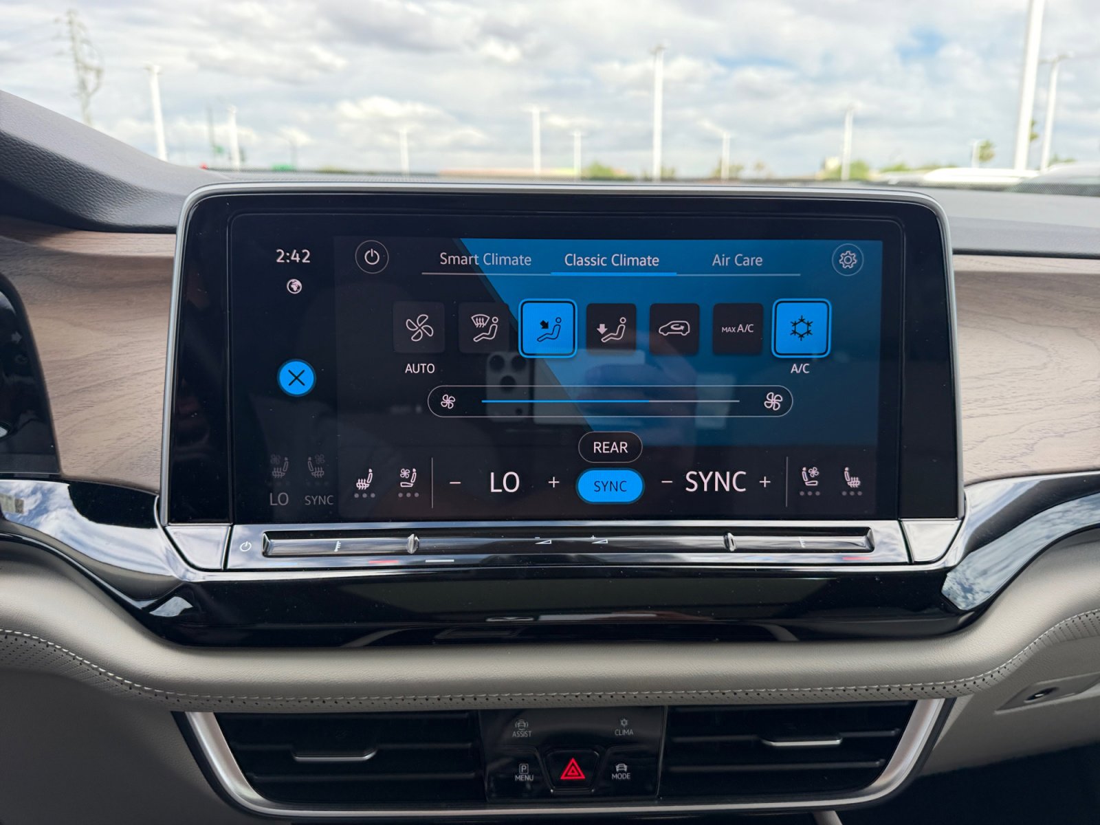 Used 2024 Volkswagen Atlas SE w/ Panoramic Sunroof Package AWD/4WD image 11