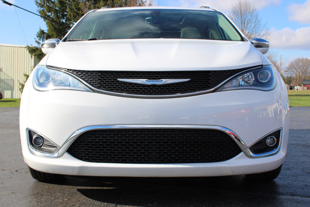 Used 2018 Chrysler Pacifica Limited image 2