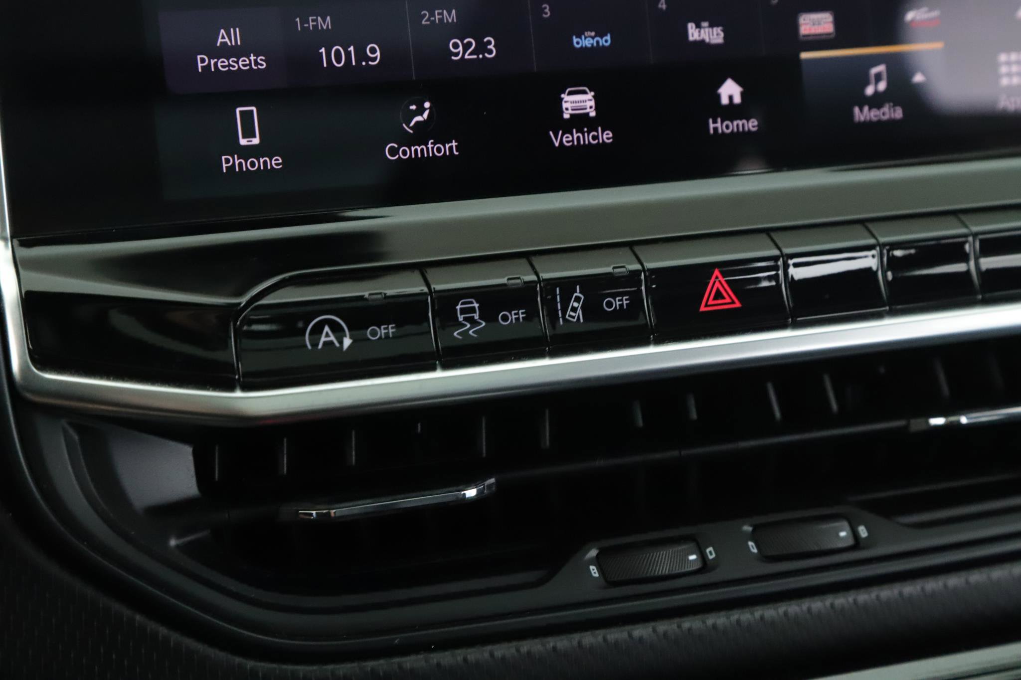 Used 2024 Jeep Compass Latitude w/ Sun and Sound Group image 14