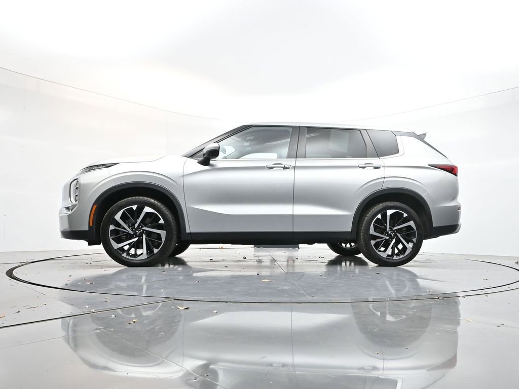 Used 2022 Mitsubishi Outlander SE image 28