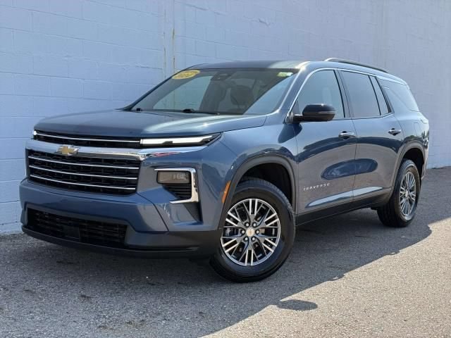 Used 2024 Chevrolet Traverse LT w/ Trailering Package FWD image 1