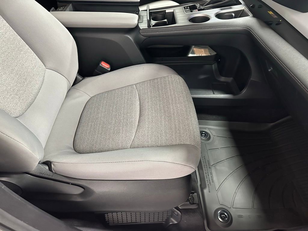 Used 2025 Toyota Sienna LE image 61