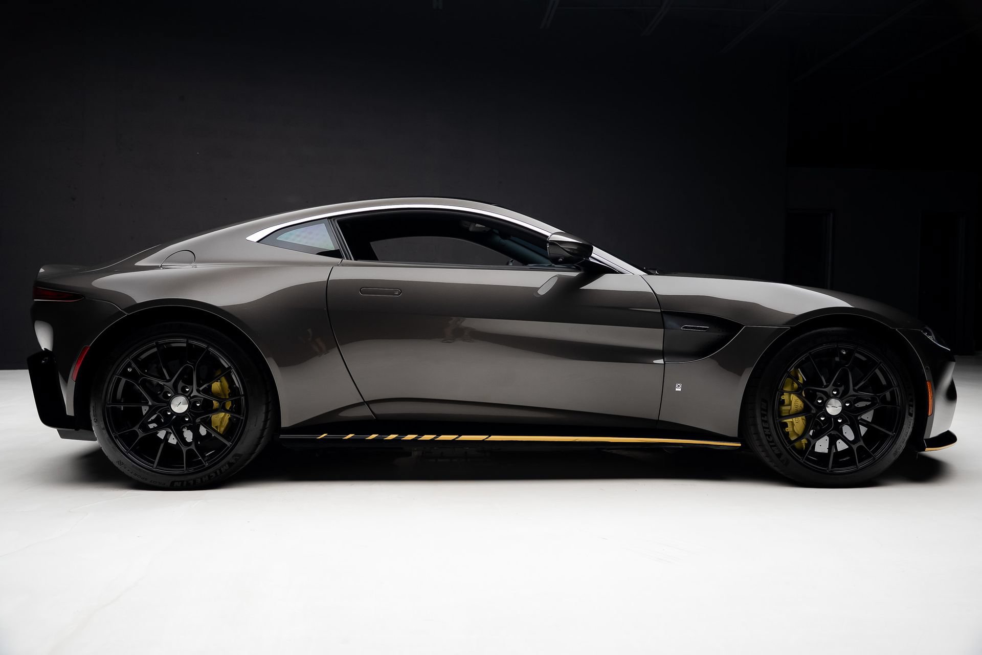 Used 2022 Aston Martin V8 Vantage Coupe RWD image 43