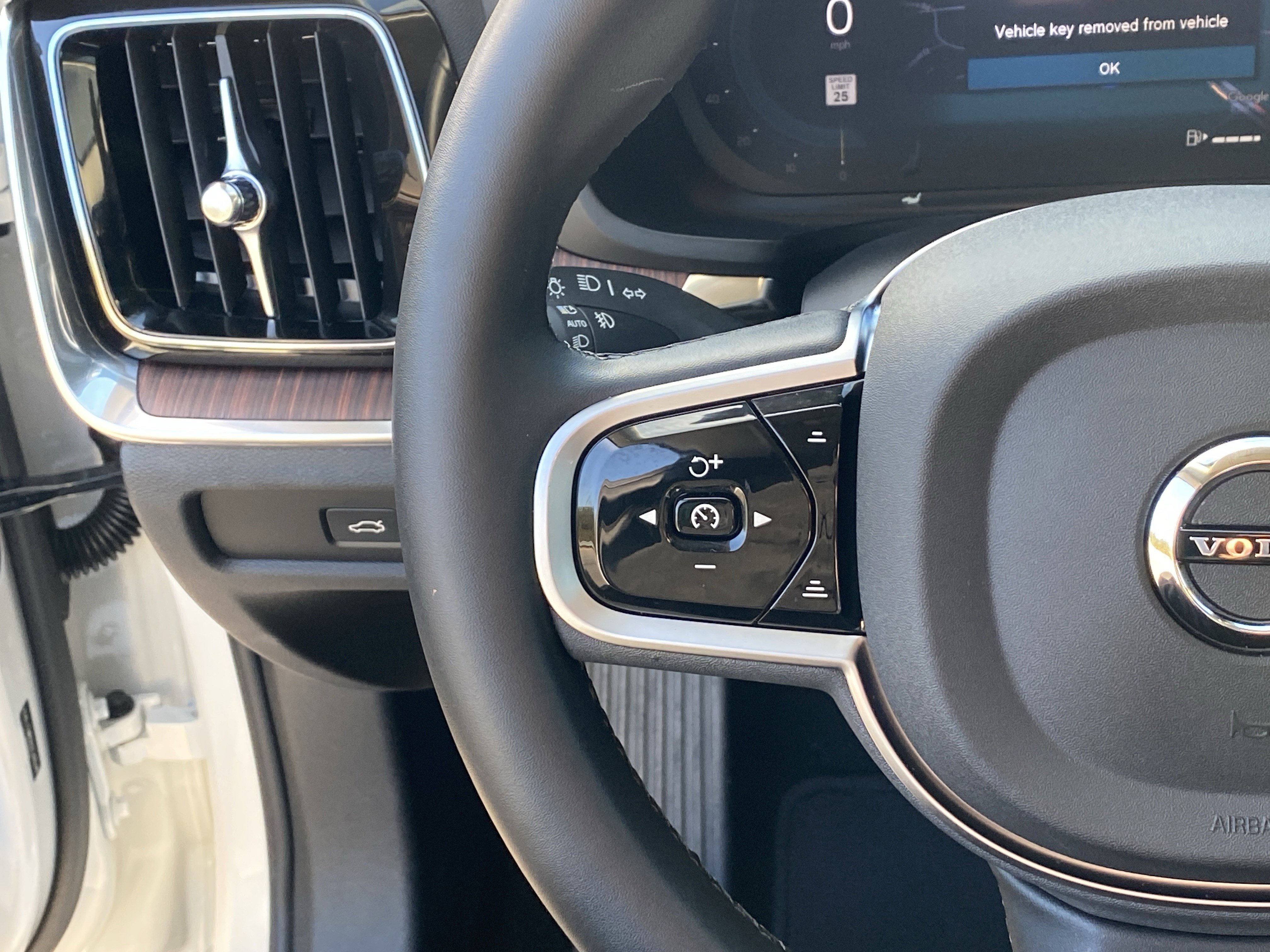 Used 2025 Volvo V60 B5 Cross Country Plus image 29