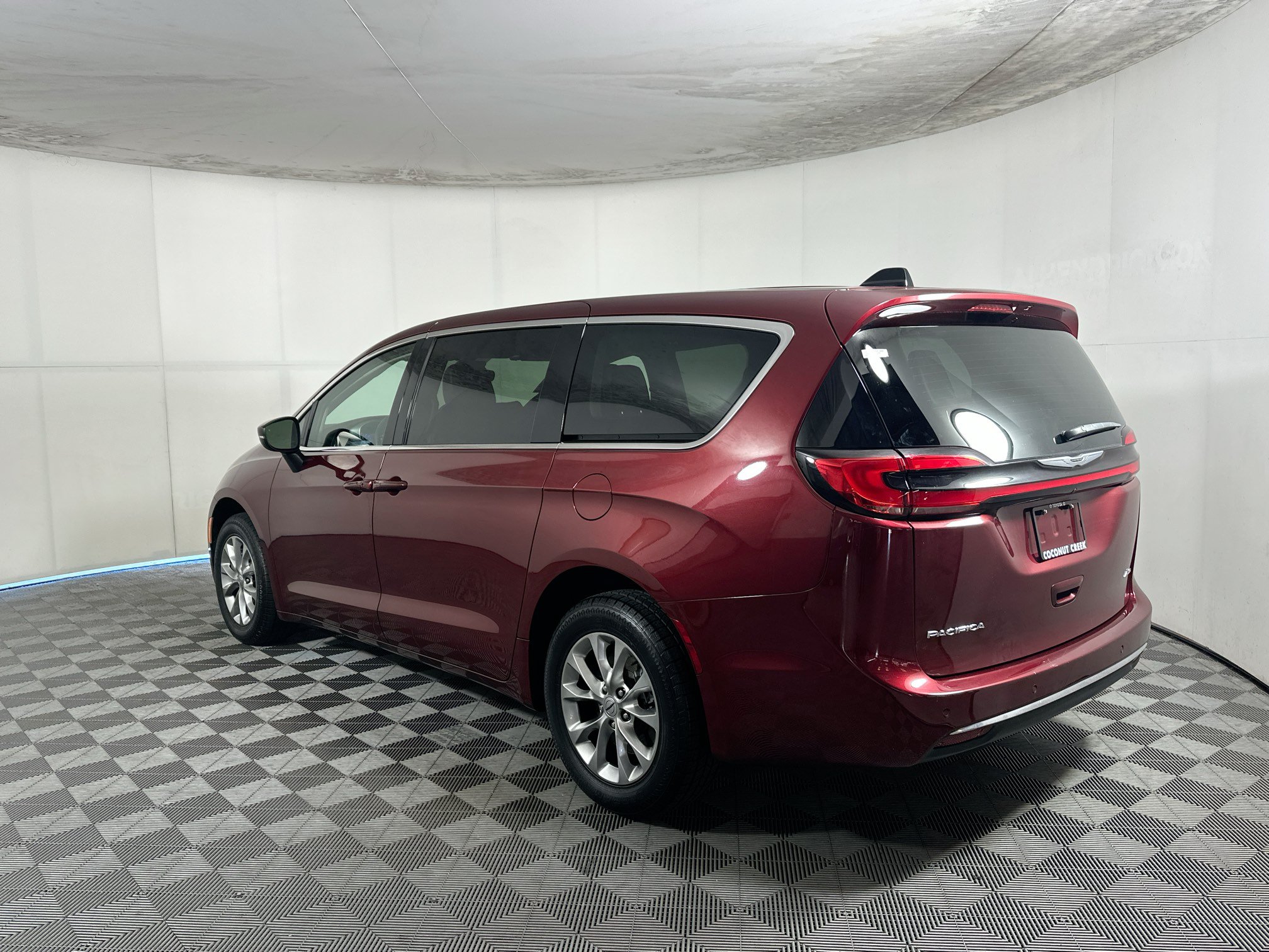 Used 2023 Chrysler Pacifica Touring-L AWD/4WD image 5
