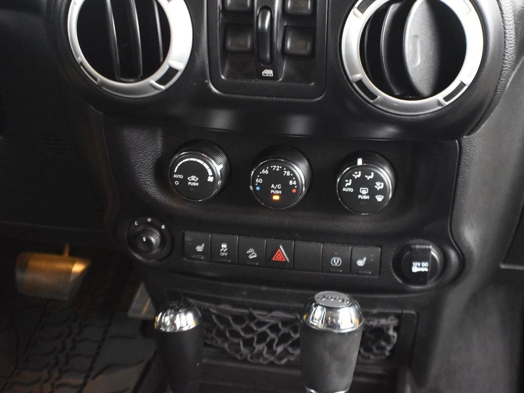 Used 2015 Jeep Wrangler Unlimited Sahara w/ Connectivity Group image 26