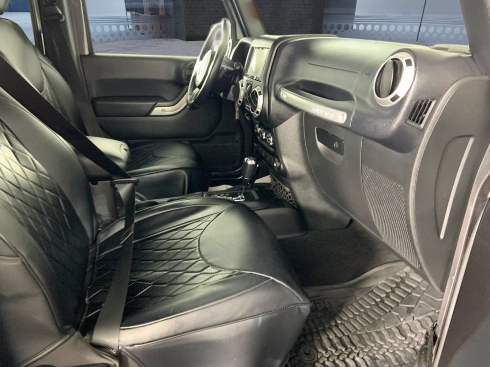 Used 2016 Jeep Wrangler Unlimited Sahara w/ Connectivity Group AWD/4WD image 16