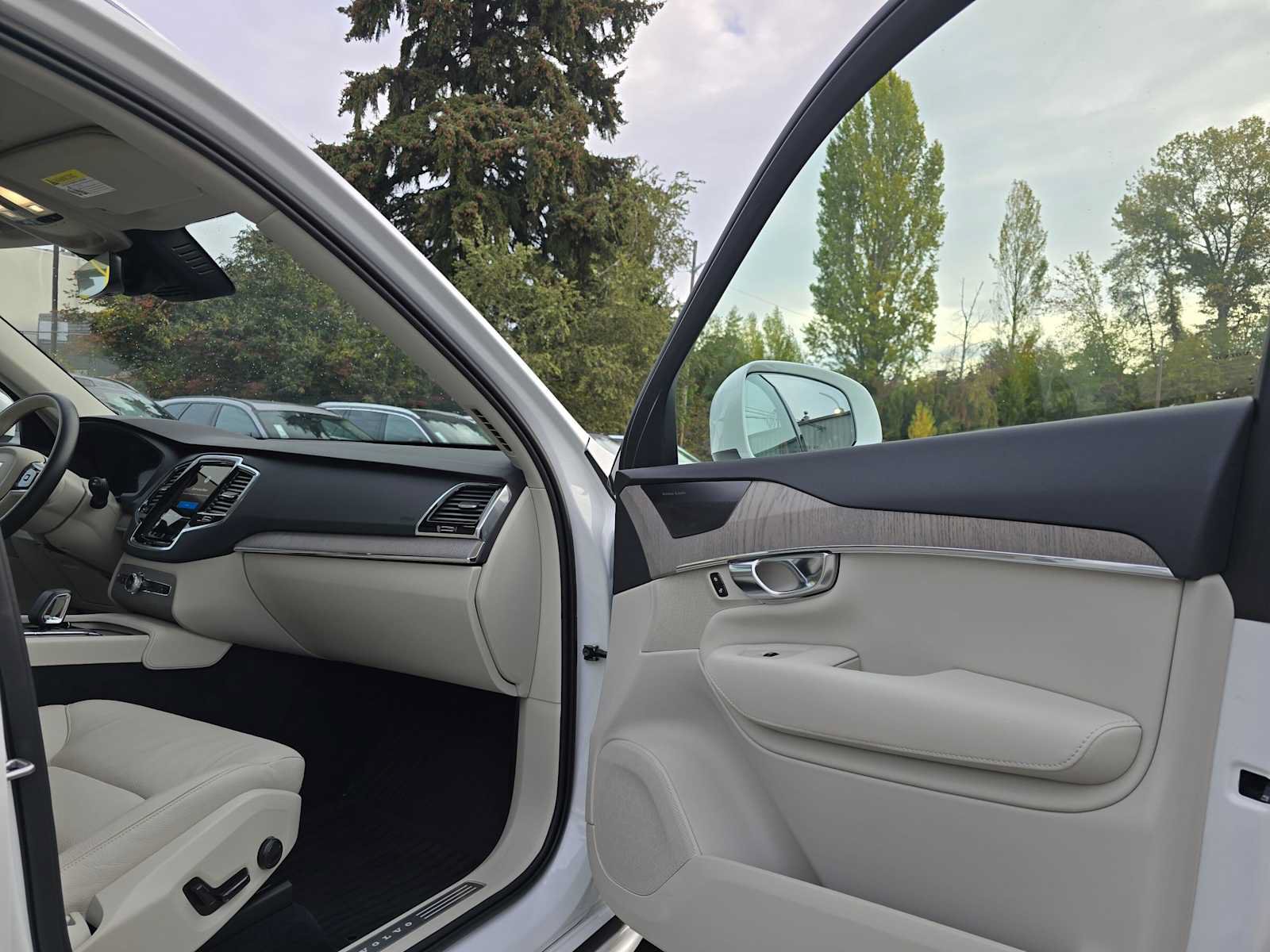 Certified 2025 Volvo XC90 T8 Plus w/ Protection Package Premier AWD/4WD image 12
