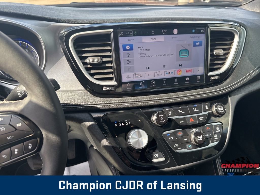 Used 2025 Chrysler Pacifica Limited FWD image 25