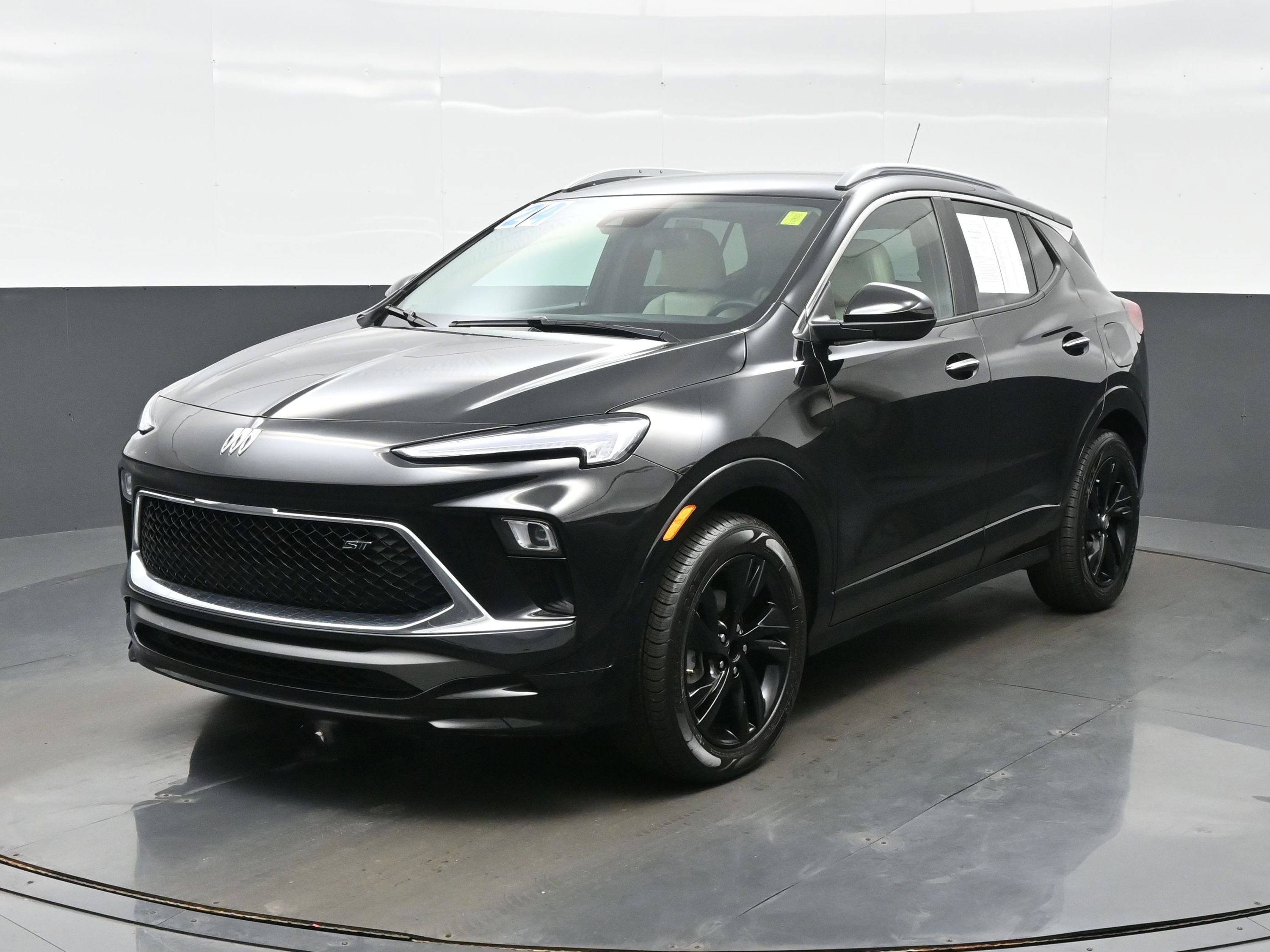 Used 2024 Buick Encore GX Sport Touring FWD image 2