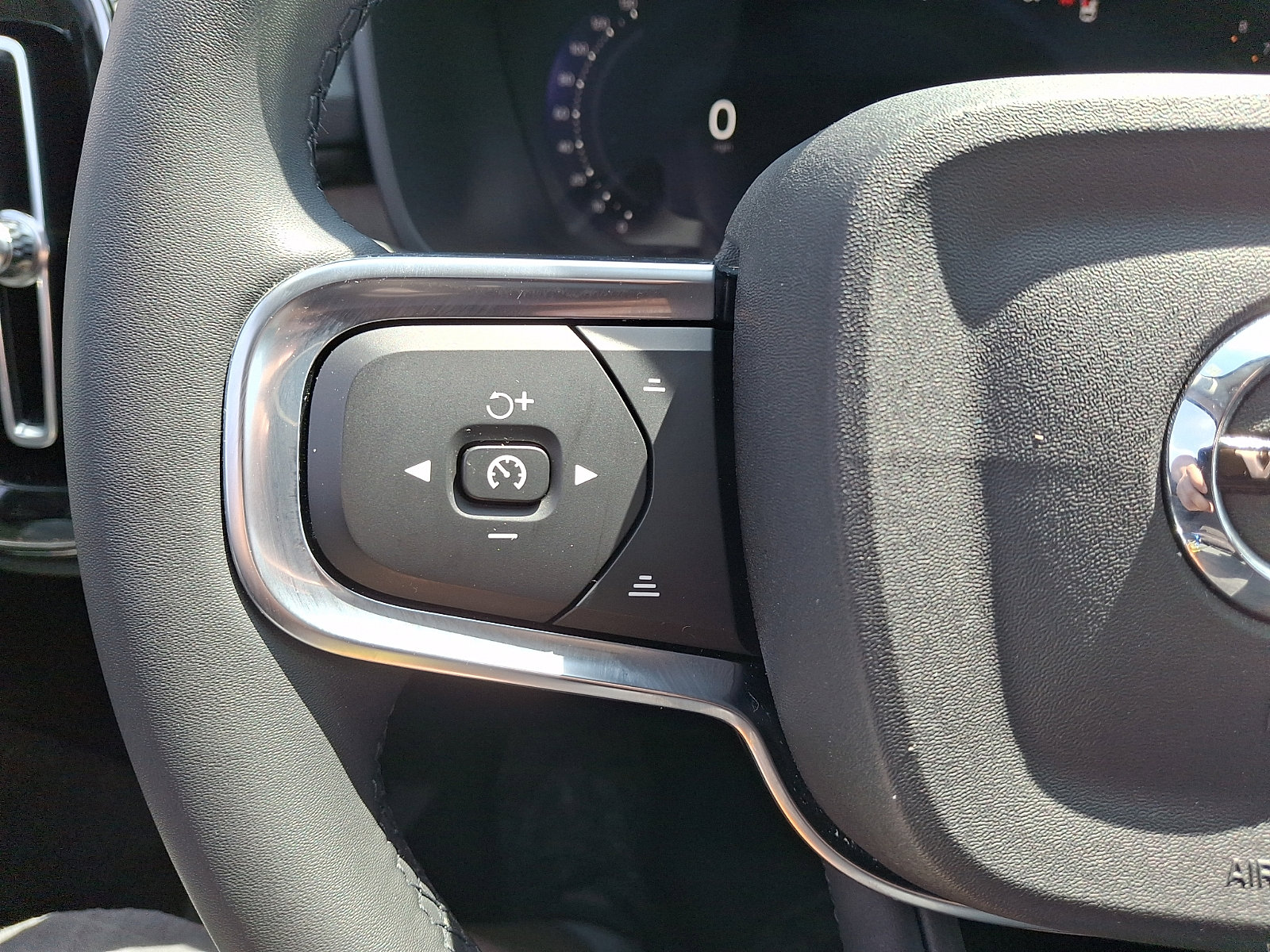 Certified 2023 Volvo XC40 B5 Plus w/ Driver Assist Package AWD/4WD image 21