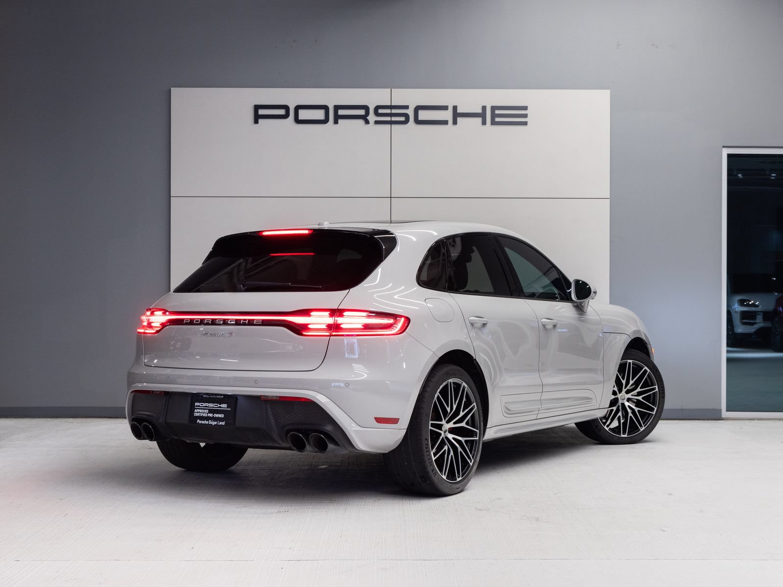 Certified 2023 Porsche Macan S AWD/4WD image 7
