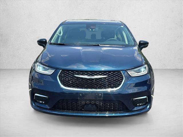 Used 2024 Chrysler Pacifica Touring-L FWD image 2