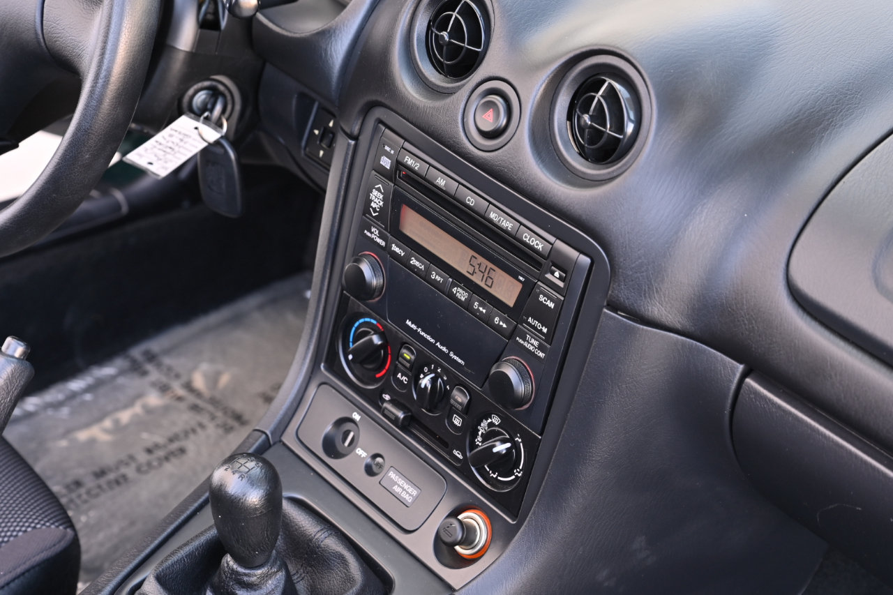 Used 2002 MAZDA MX-5 Miata RWD image 24