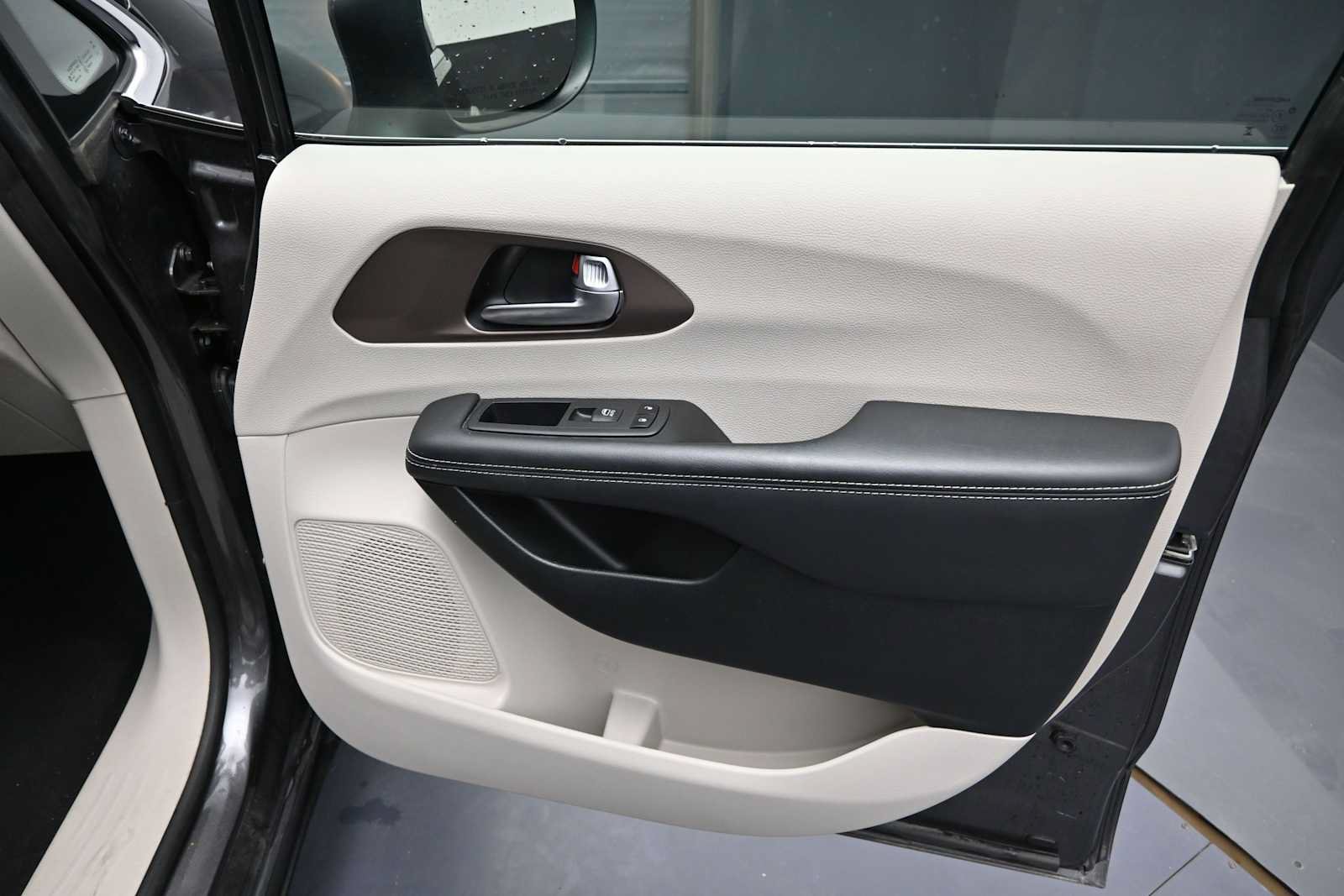 Used 2023 Chrysler Voyager LX FWD image 29