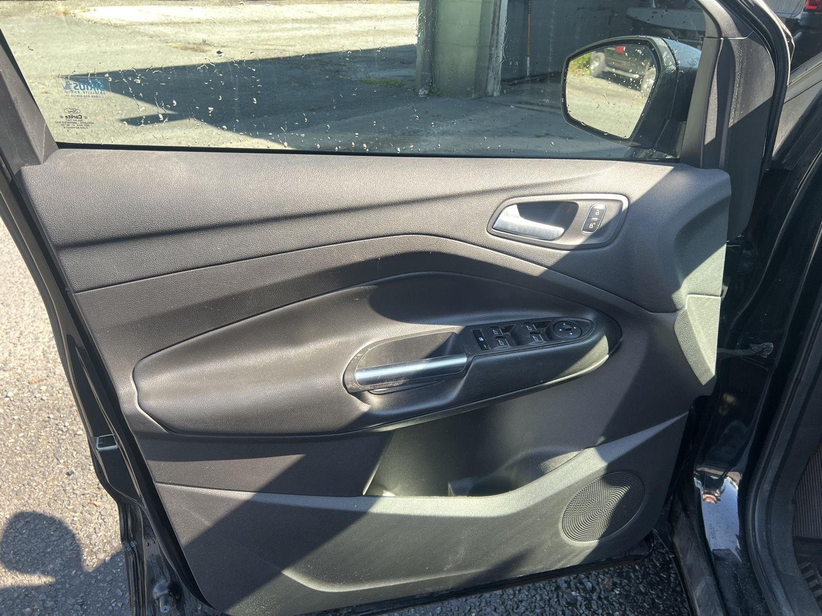 Used 2017 Ford Escape SE w/ Equipment Group 201A AWD/4WD image 9