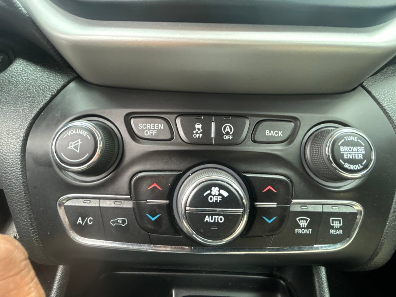 Used 2015 Jeep Cherokee Latitude w/ Comfort/Convenience Group AWD/4WD image 24