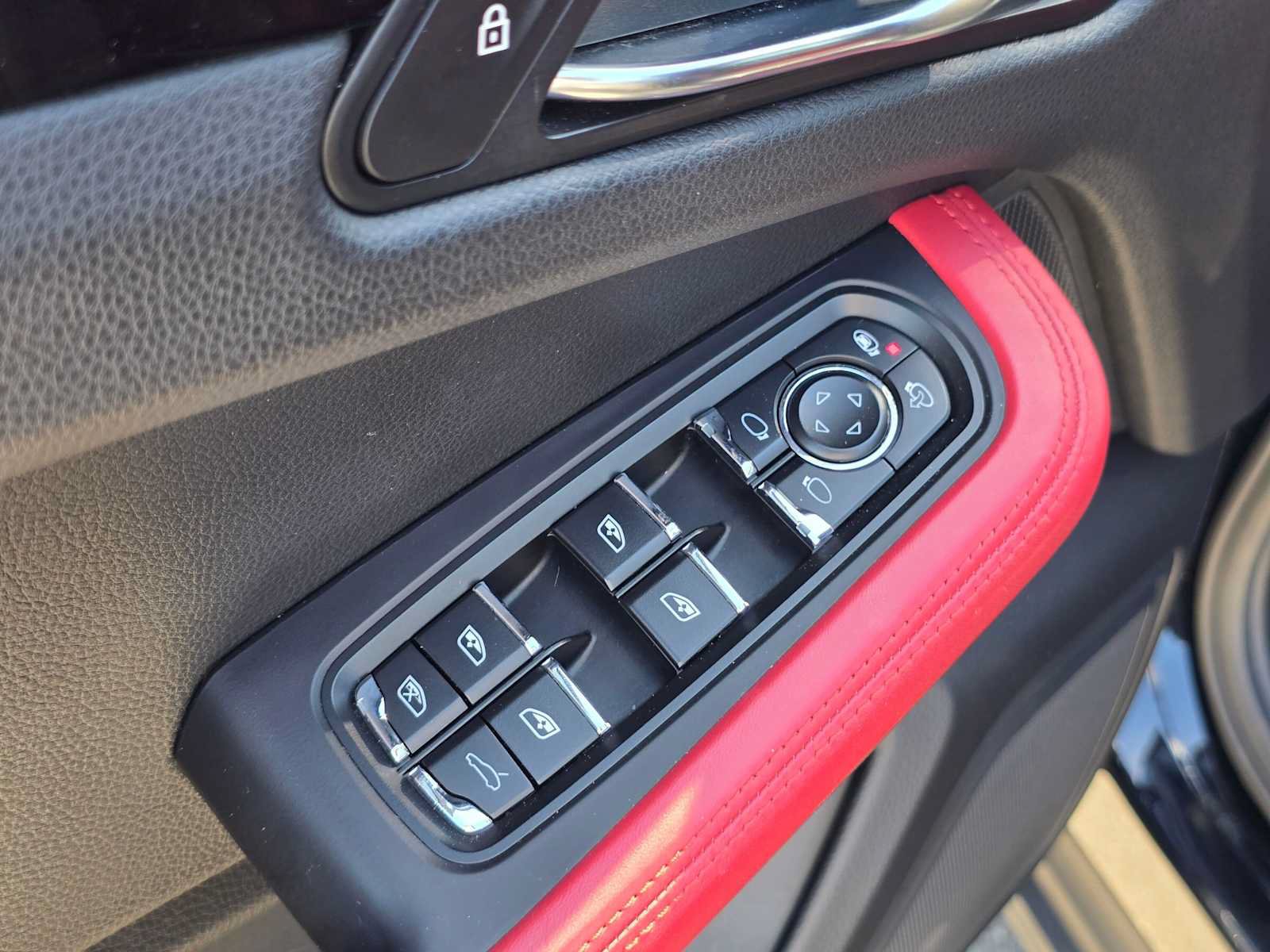 Used 2020 Porsche Macan AWD/4WD image 23