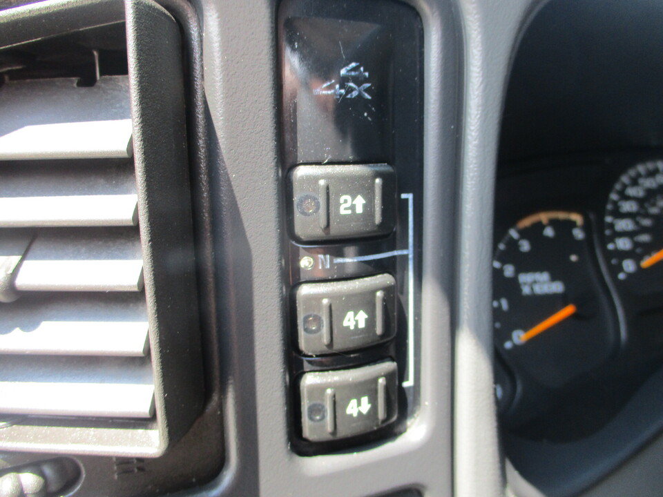 Used 2005 Chevrolet Silverado 2500 LS w/ Heavy-Duty Power Package AWD/4WD image 27