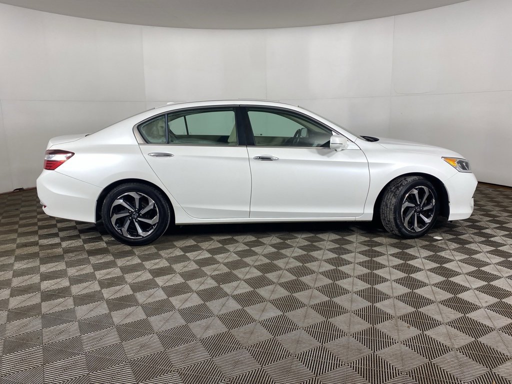 Used 2017 Honda Accord EX-L image 10