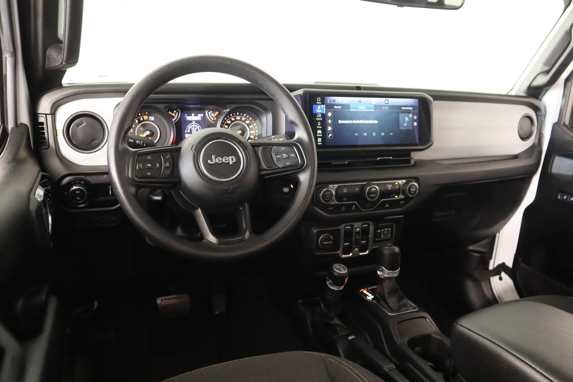 Used 2025 Jeep Gladiator Mojave AWD/4WD image 2
