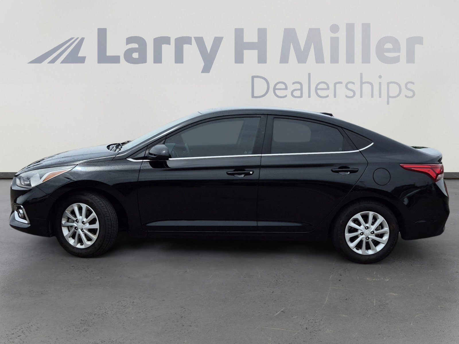Used 2022 Hyundai Accent SEL w/ Cargo Package FWD image 2