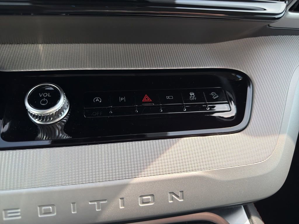 Certified 2025 Ford Expedition Active image 29