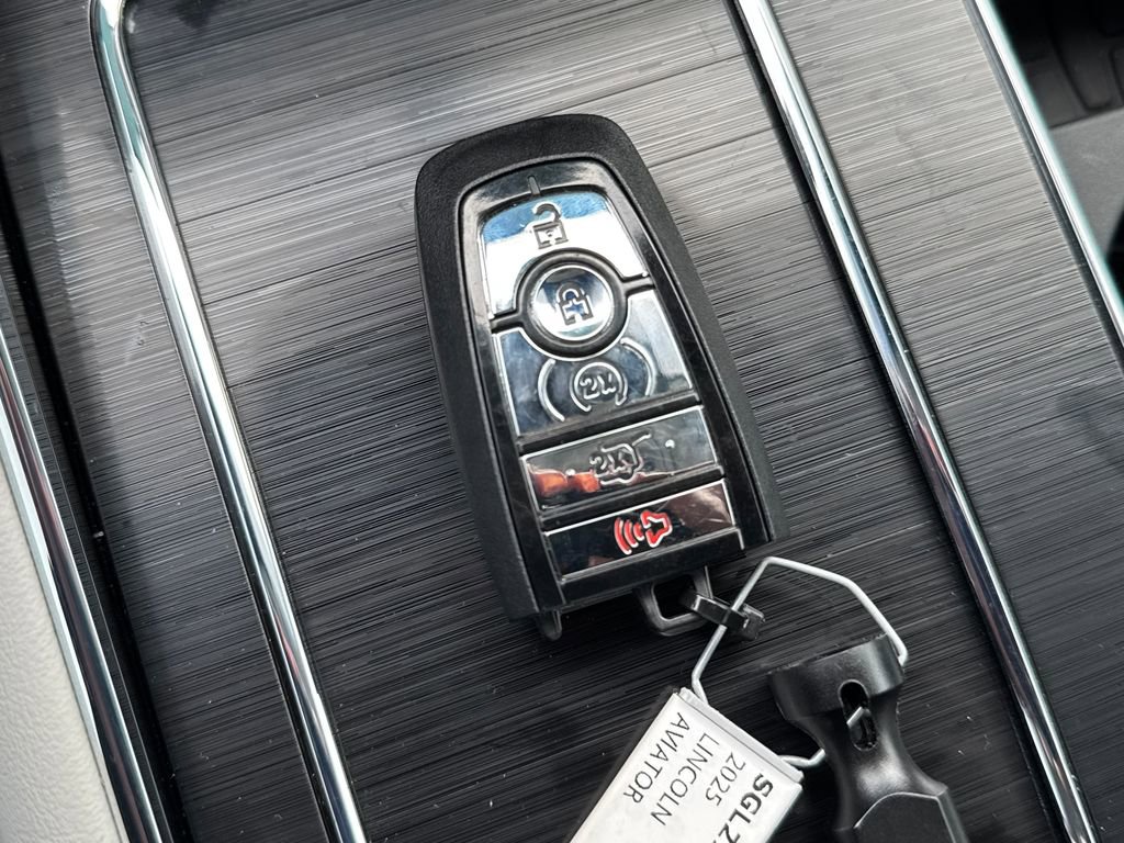Certified 2025 Lincoln Aviator Reserve w/ Luxury Package image 30