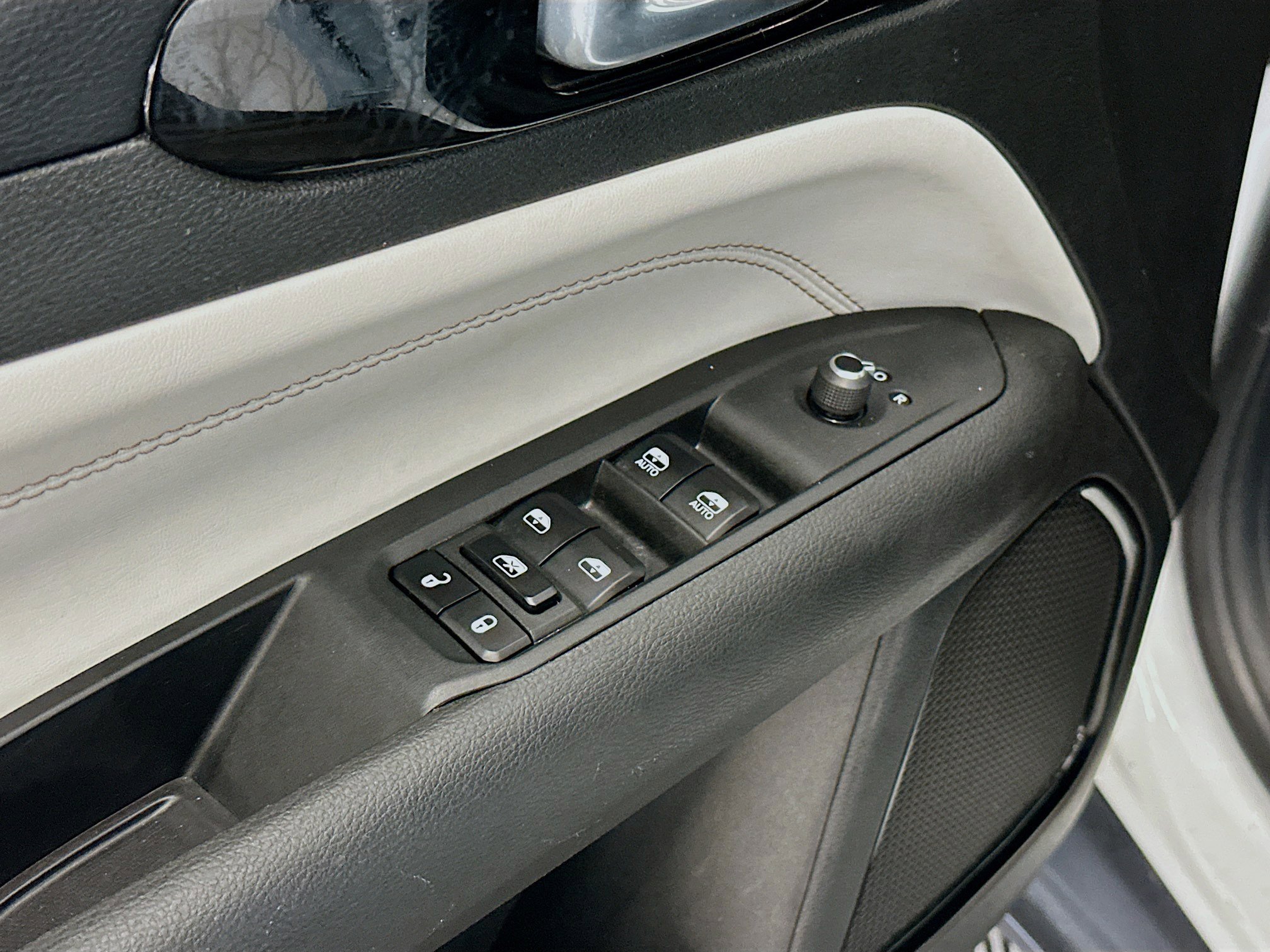 Used 2025 Jeep Compass Limited image 15